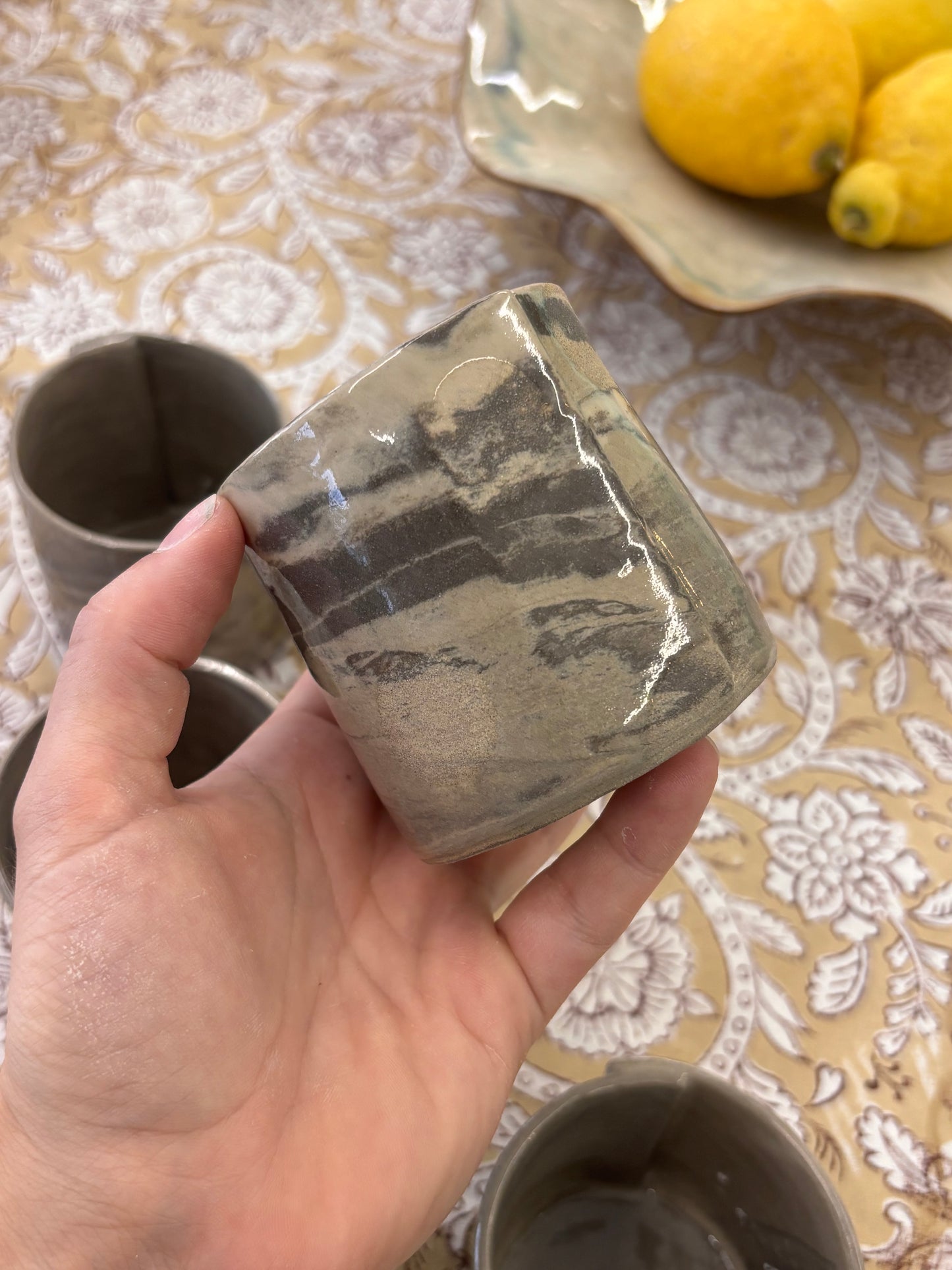 Tasse à café en grès marbrée