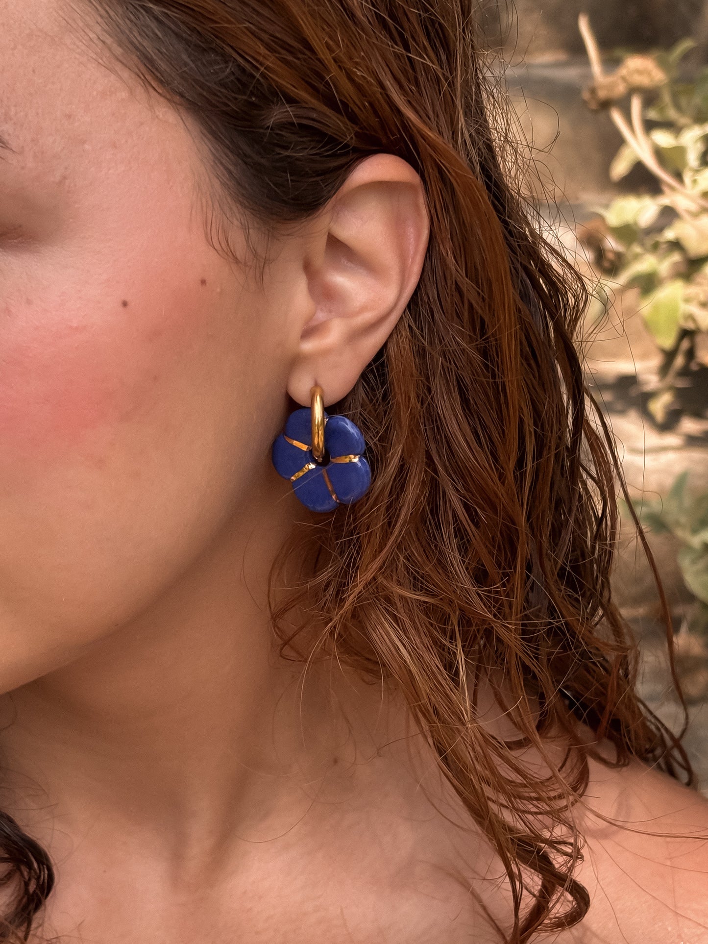 Boucles d’oreilles en porcelaine « Pensée » Cobalt et or