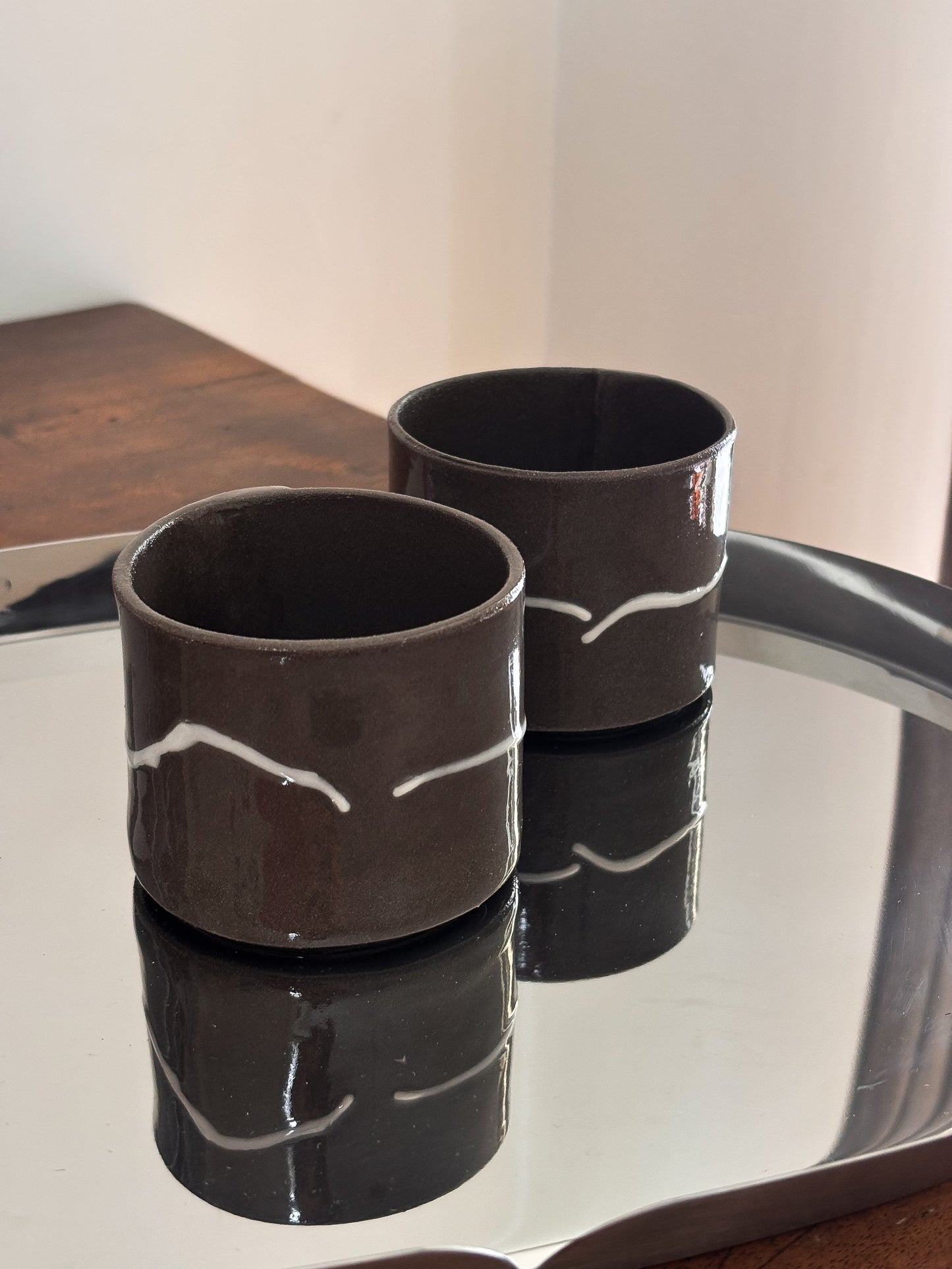 Tasse à café grise et ligne brisée