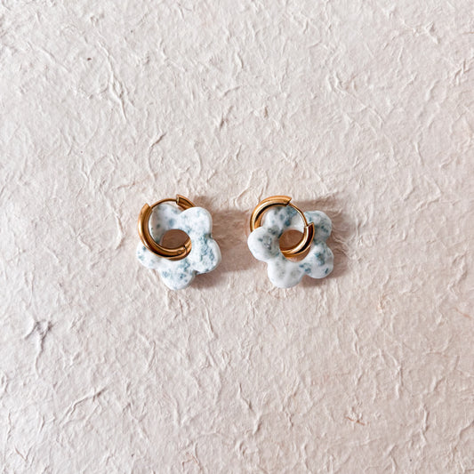 Boucles d’oreilles “Emma” – Porcelaine blanche et bleu canard fleur