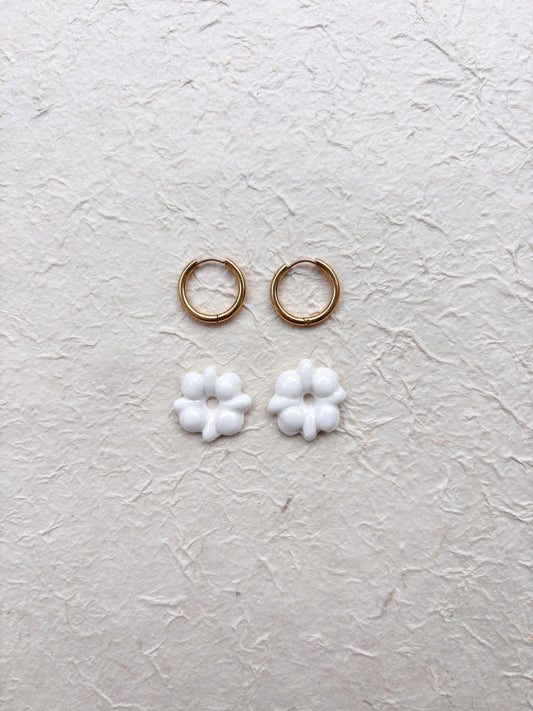 Boucle d’oreille « Iris »blanche