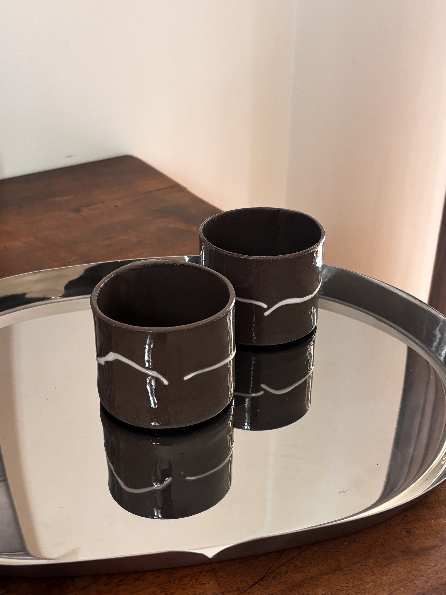 Tasse à café grise et ligne continue