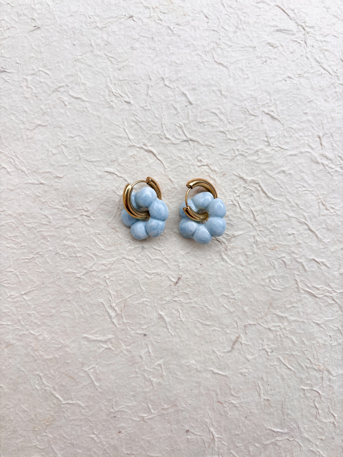 Boucle d’oreille « Daisy » bleu marbrée