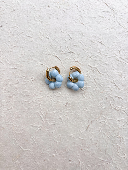 Boucle d’oreille « Daisy » bleu marbrée