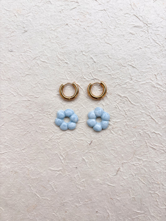 Boucle d’oreille « Daisy » bleu marbrée