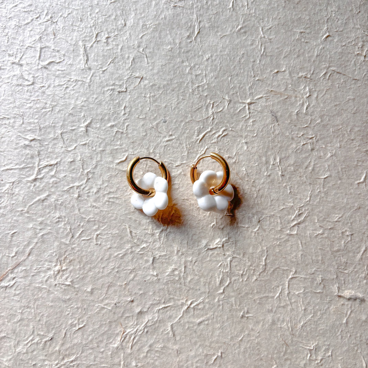 Boucle d’oreille blanche