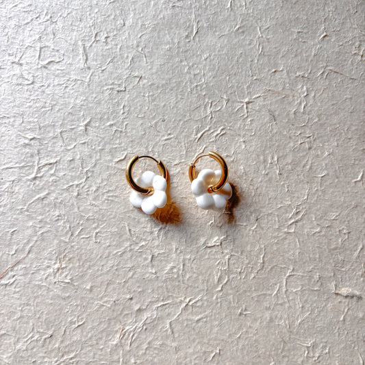 Boucle d’oreille blanche