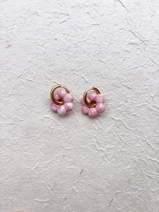 Boucle d’oreille « Daisy » rose marbrée