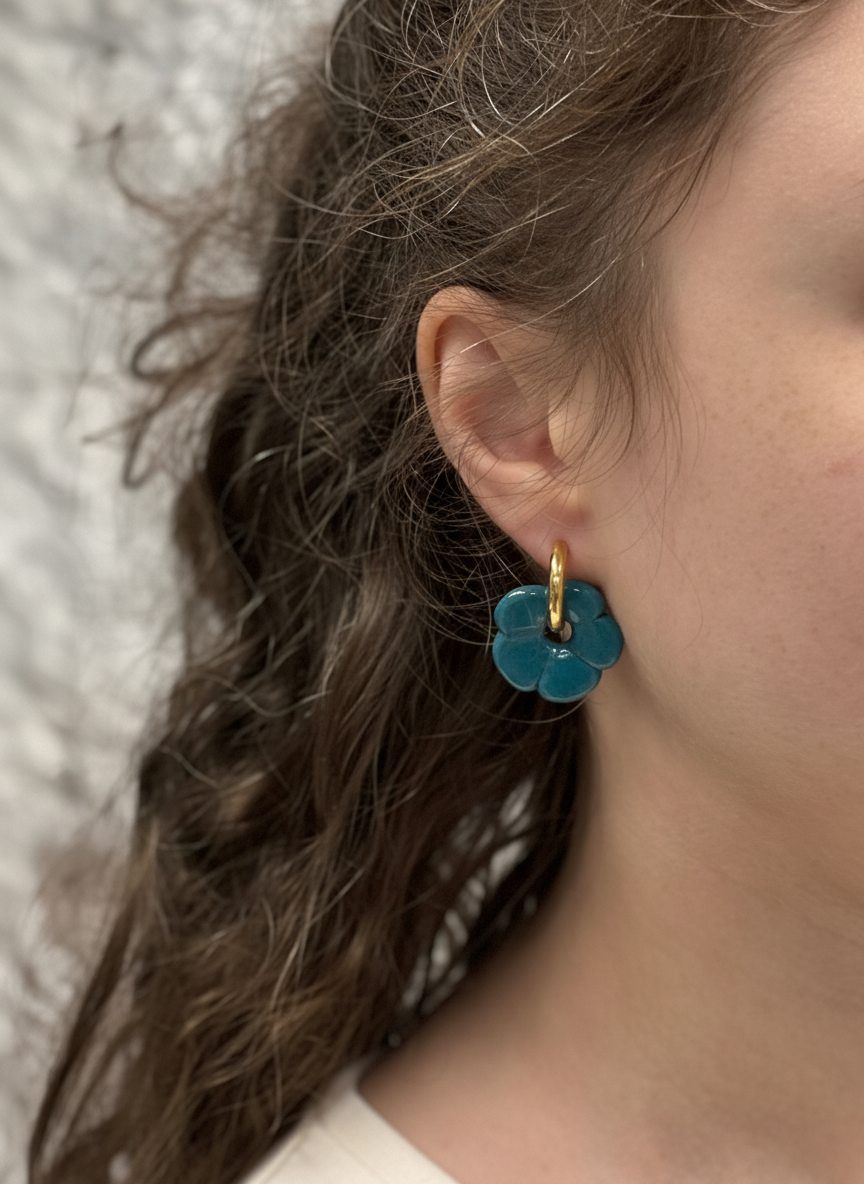 Boucles d’oreilles en porcelaine « Pensée » – Bleu Intense