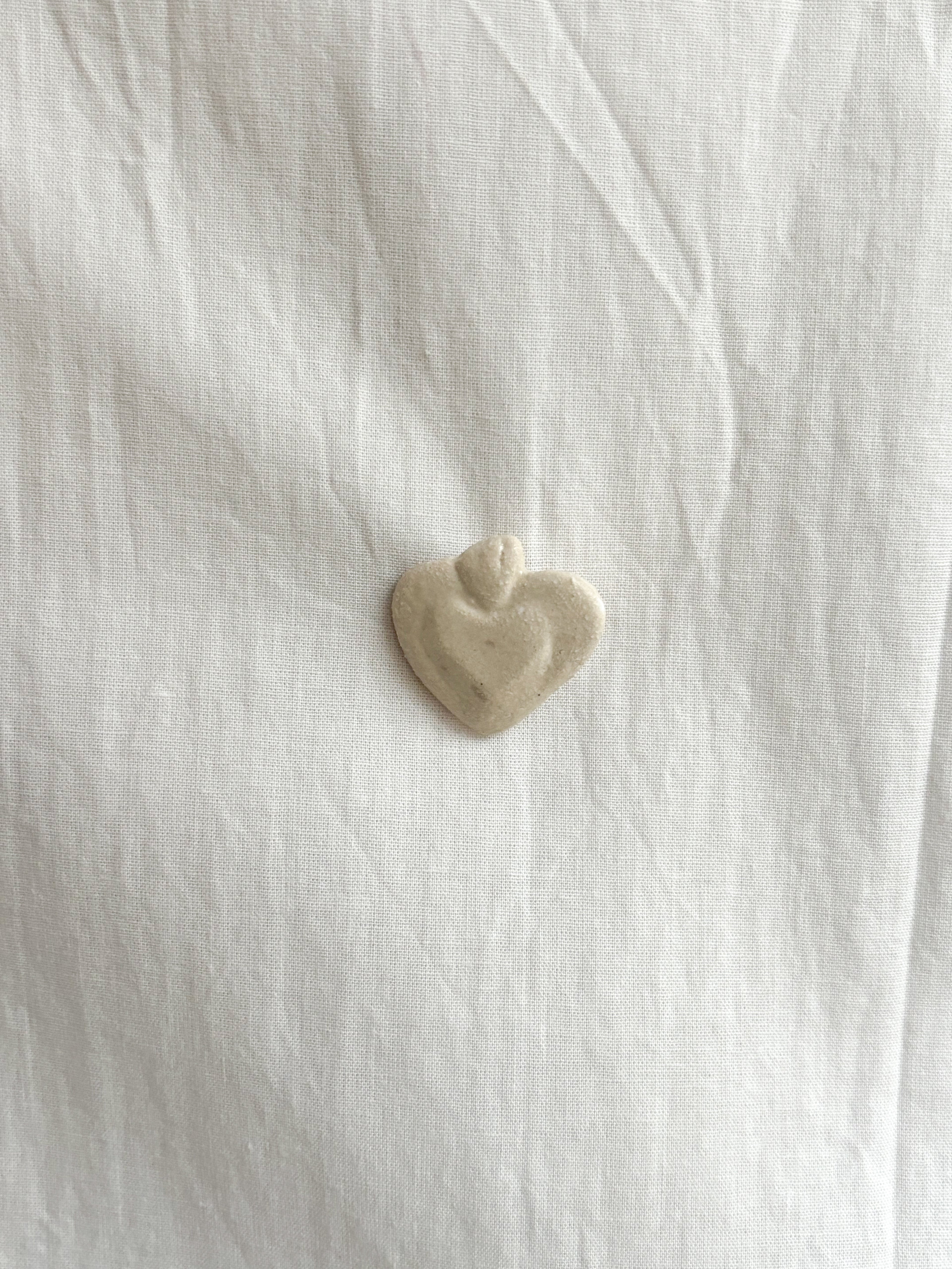 Pins en céramique faits à la main