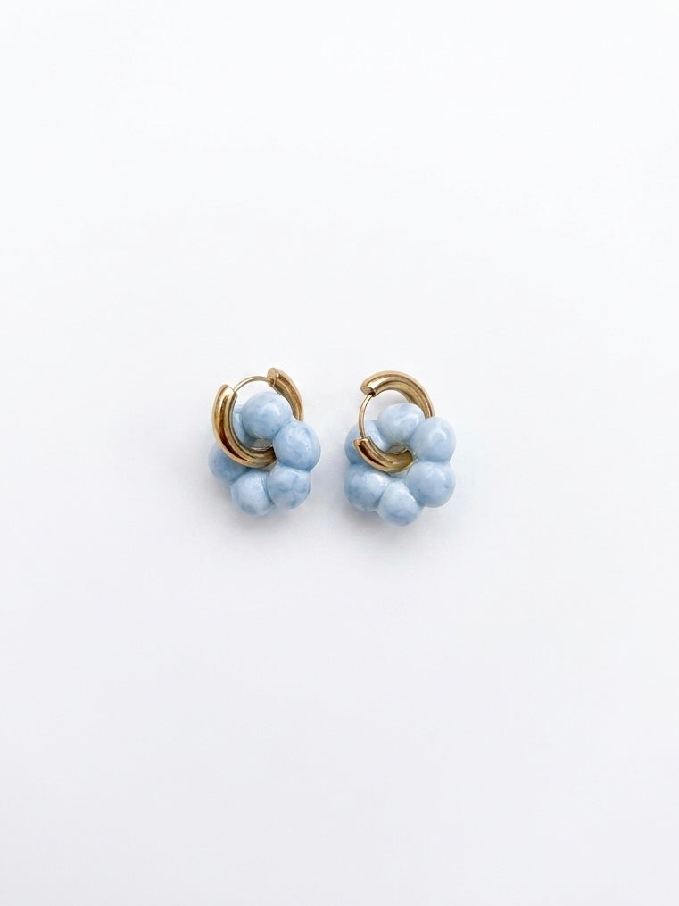 Boucle d’oreille « Daisy » bleu marbrée