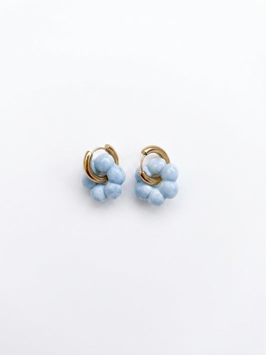 Boucle d’oreille « Daisy » bleu marbrée