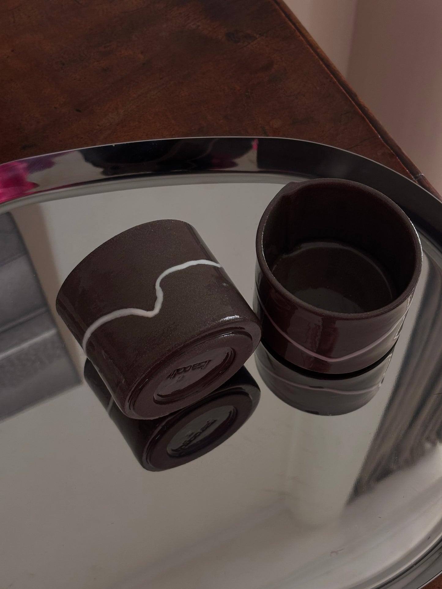 Tasse à café grise et ligne continue