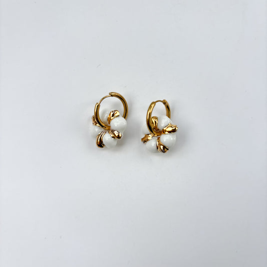 Boucle d’oreille «Iris» blanche et or