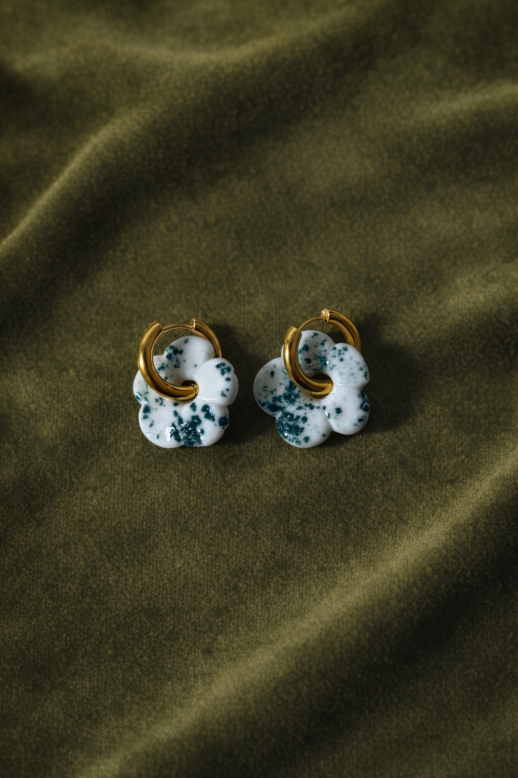 Boucles d’oreilles en porcelaine « Pensée » – Blanche et bleu