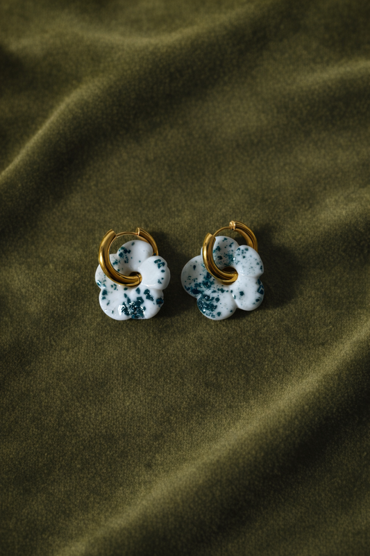 Boucles d’oreilles en porcelaine « Pensée » – Blanche et bleu