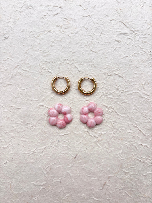Boucle d’oreille « Daisy » rose marbrée