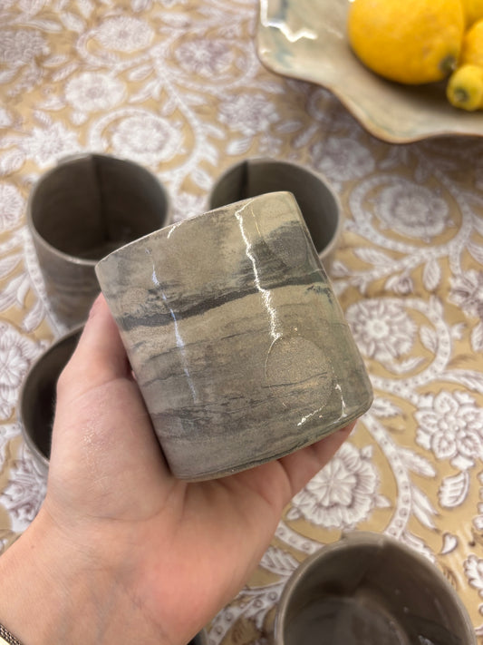 Tasse à café en grès marbrée