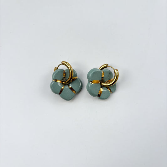 Boucles d’oreilles Pensée en porcelaine dorées à l’or fin