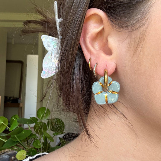 Boucles d’oreilles Pensée en porcelaine dorées à l’or fin