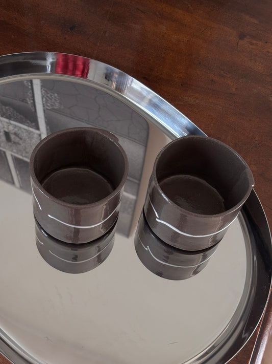 Tasse à café grise et ligne brisée
