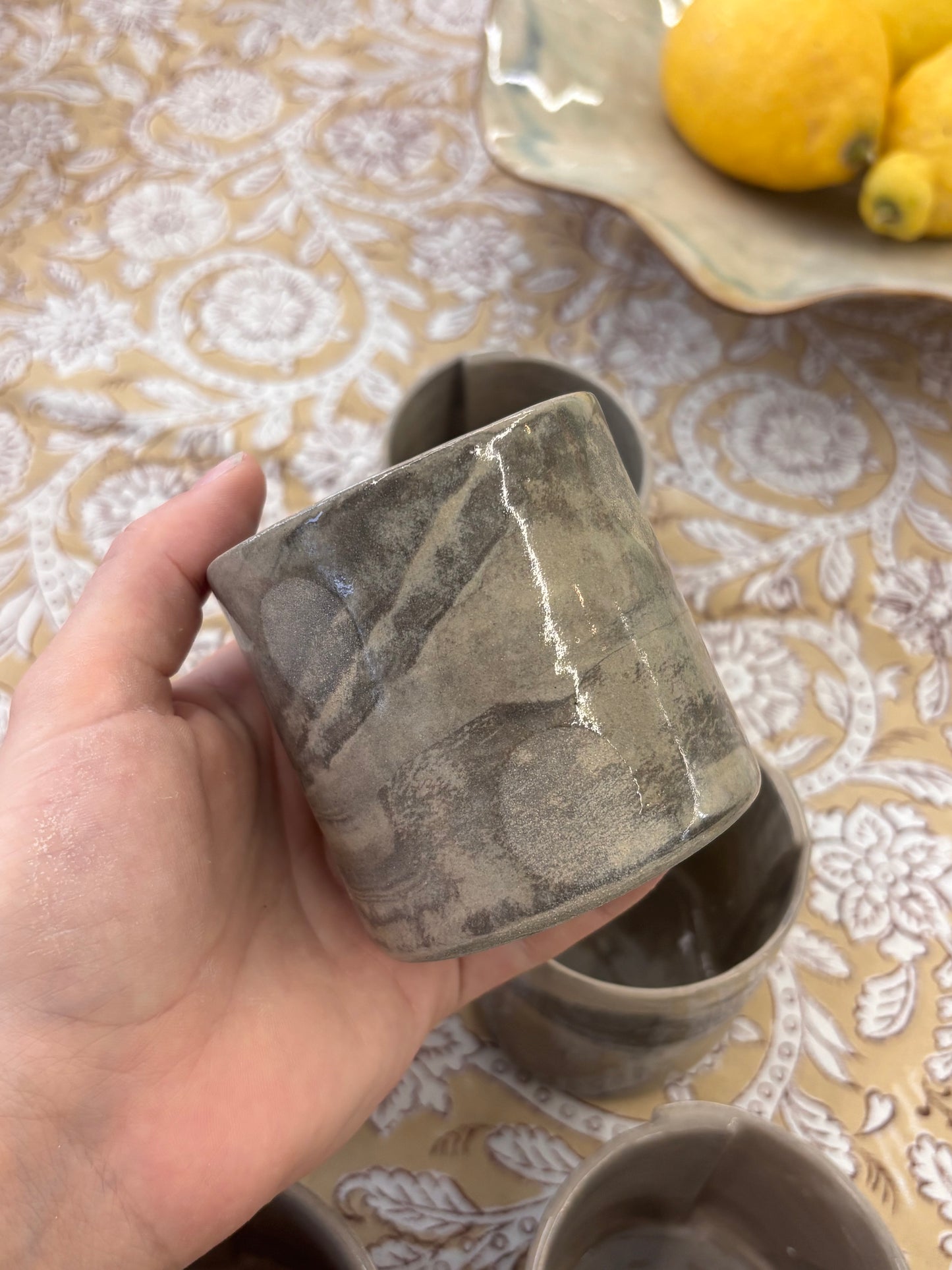Tasse à café en grès marbrée