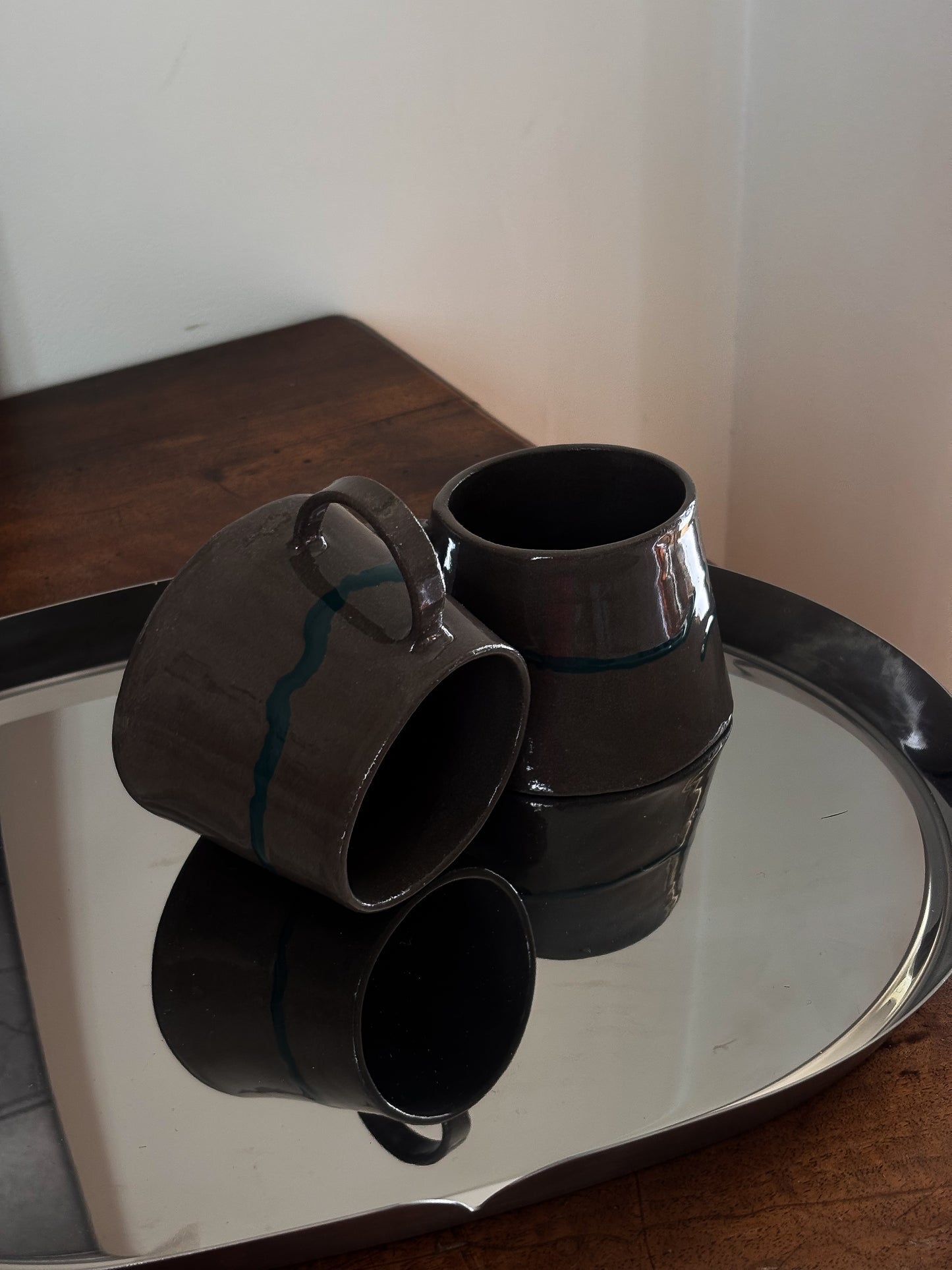 Tasse à café grise et verte