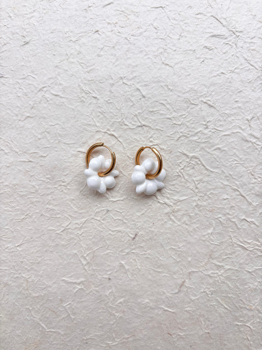 Boucle d’oreille « Iris »blanche