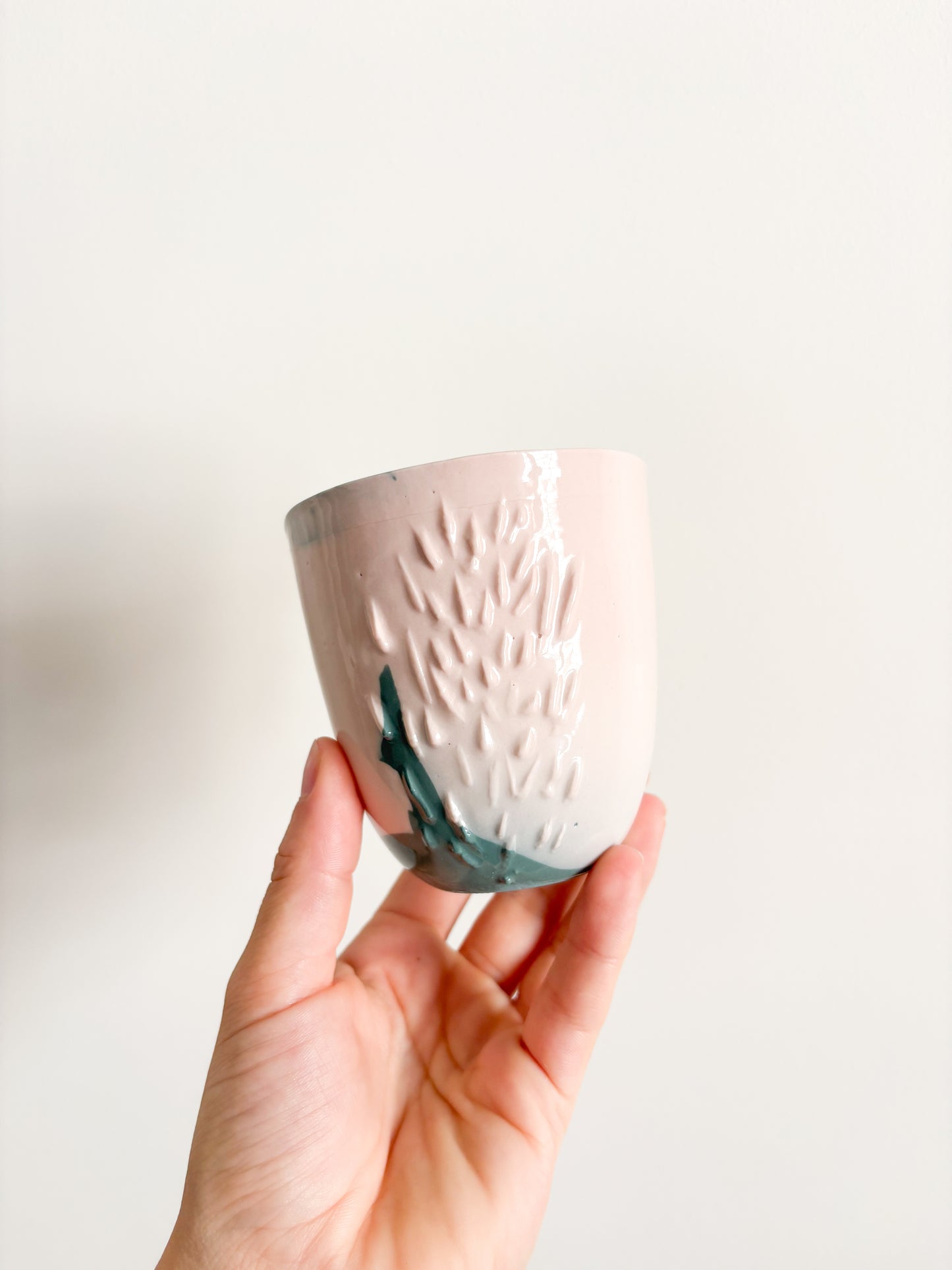 Tasse tactile herisson en porcelaine - Taille M rose et bleu (250ml)