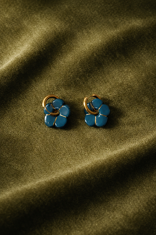 Boucles d’oreilles en porcelaine « Pensée » – Bleu profond et ligne fine or