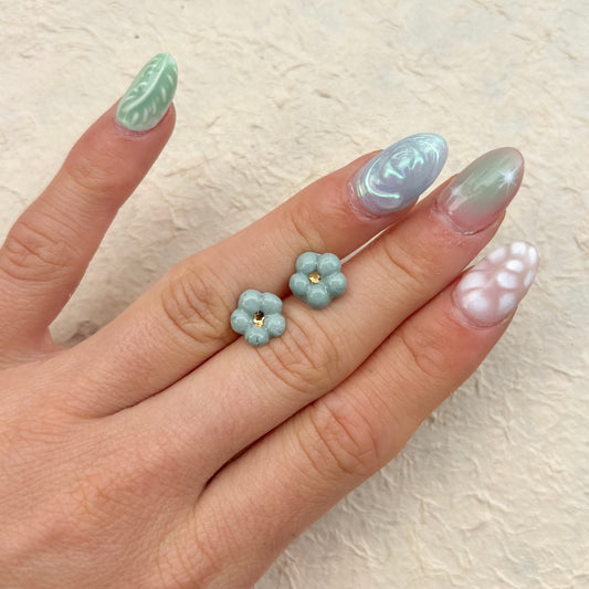 Puces d’oreilles en porcelaine – Élégance minimaliste