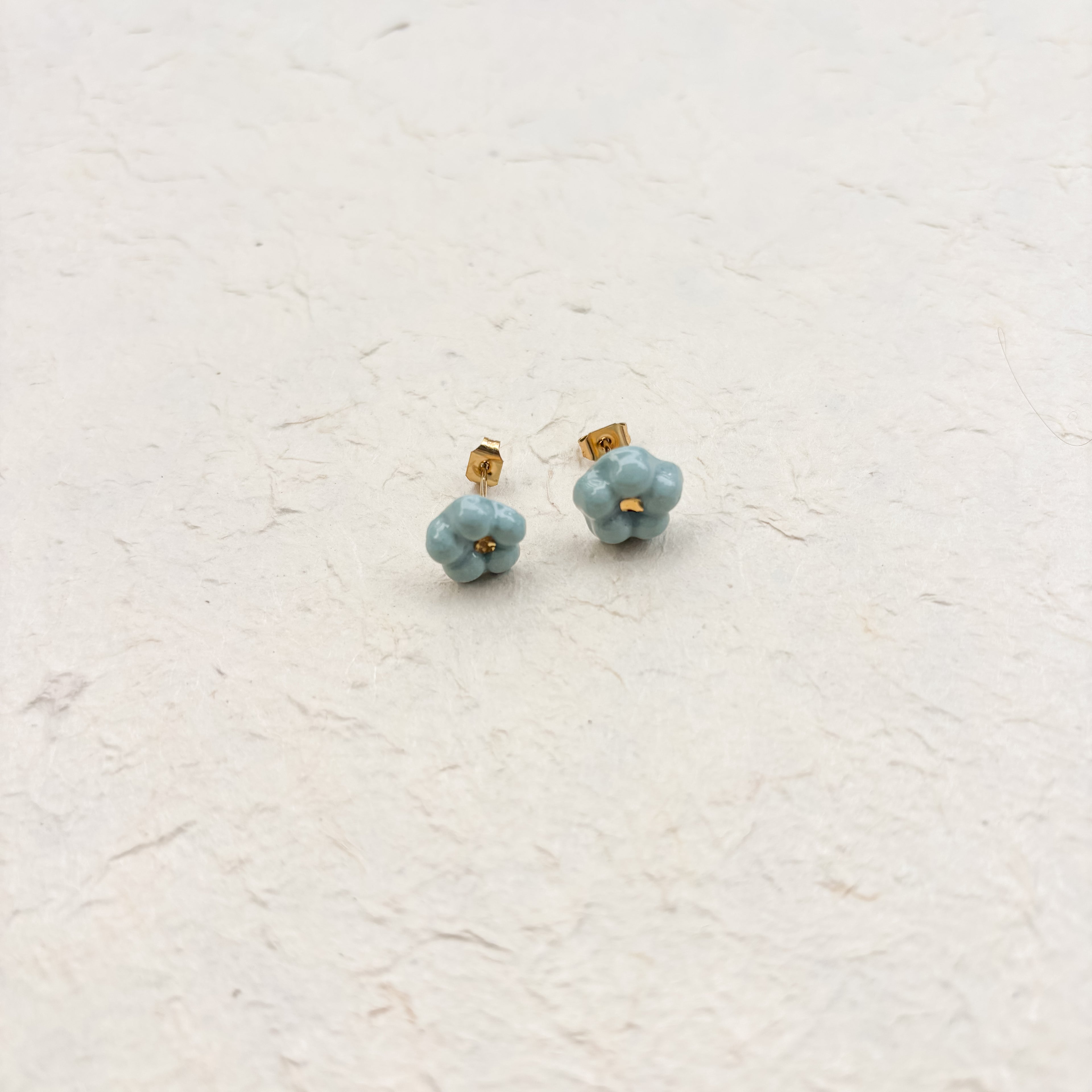 Puces d’oreilles en porcelaine – Élégance minimaliste