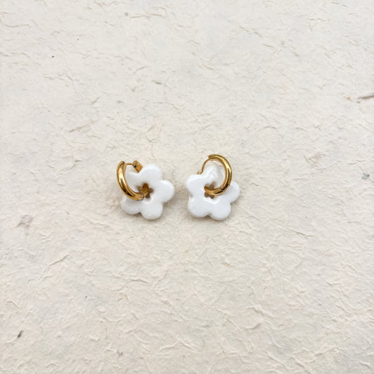 Boucles d’oreilles “Emma” – Porcelaine blanche fleur