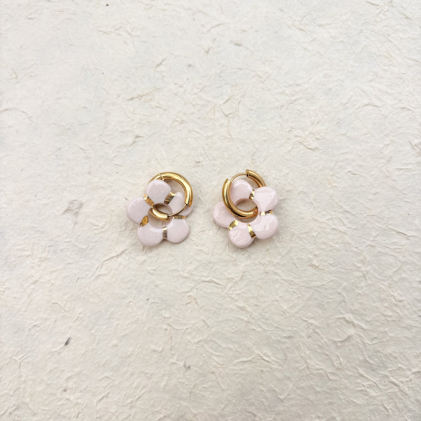 Boucles d’oreilles “Emma” – Porcelaine rose pastel dorée à l’or