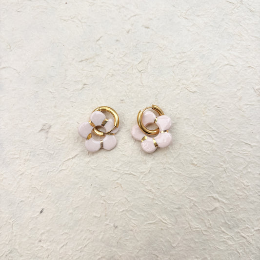 Boucles d’oreilles “Emma” – Porcelaine rose pastel dorée à l’or