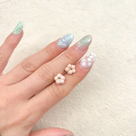 Puces d’oreilles en porcelaine orange  – Élégance minimaliste