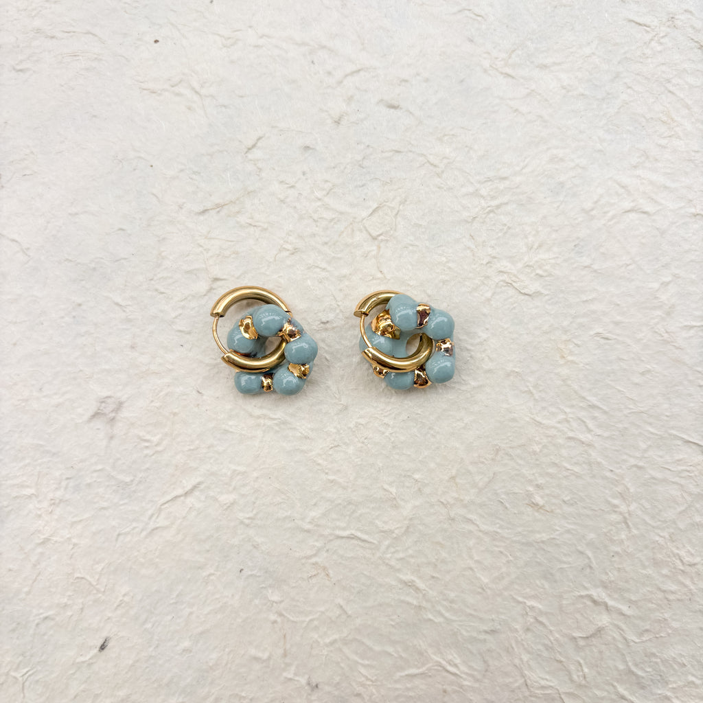 Boucles d’oreilles “Julie” – Porcelaine bleu canard dorée à l’or