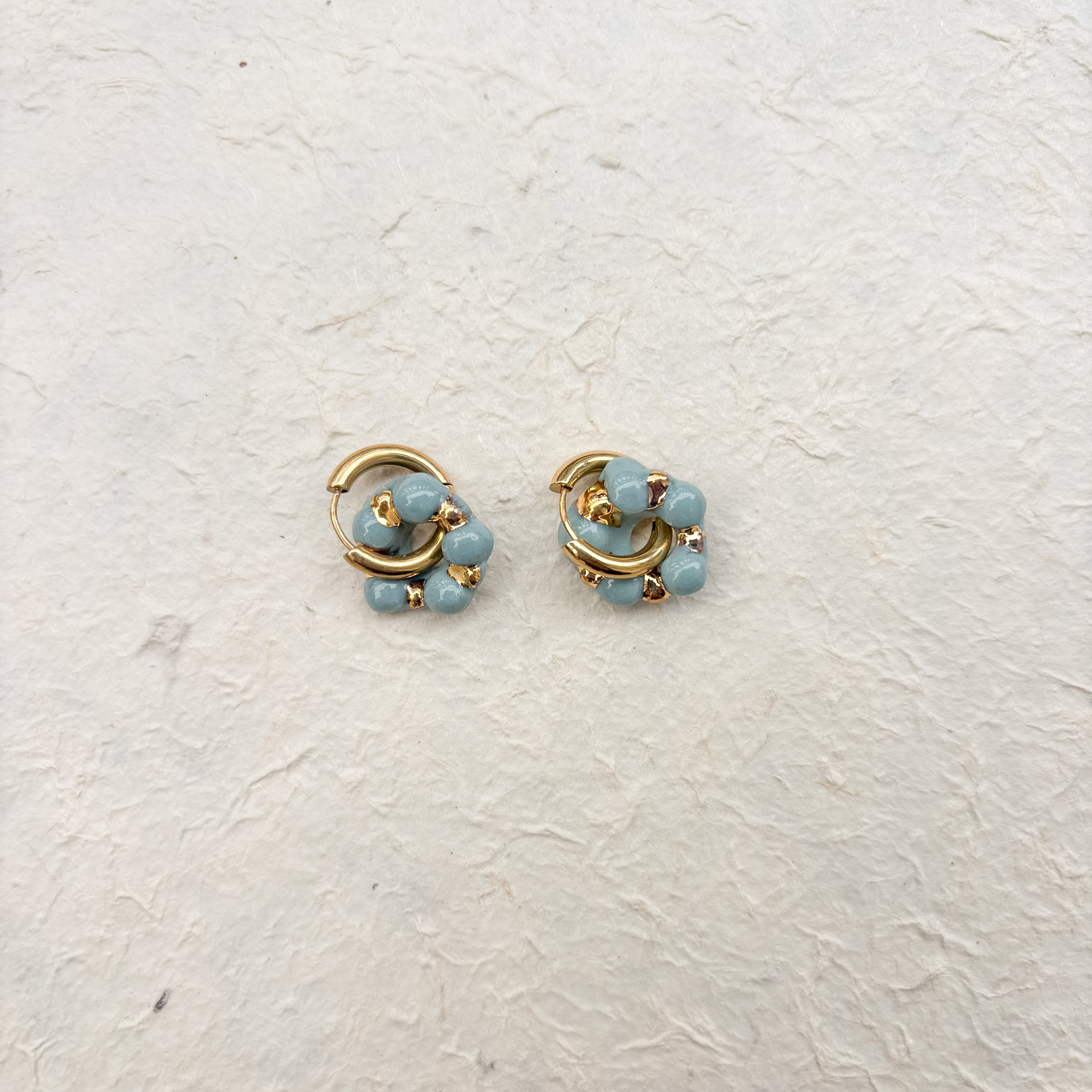 Boucles d’oreilles “Julie” – Porcelaine bleu canard dorée à l’or