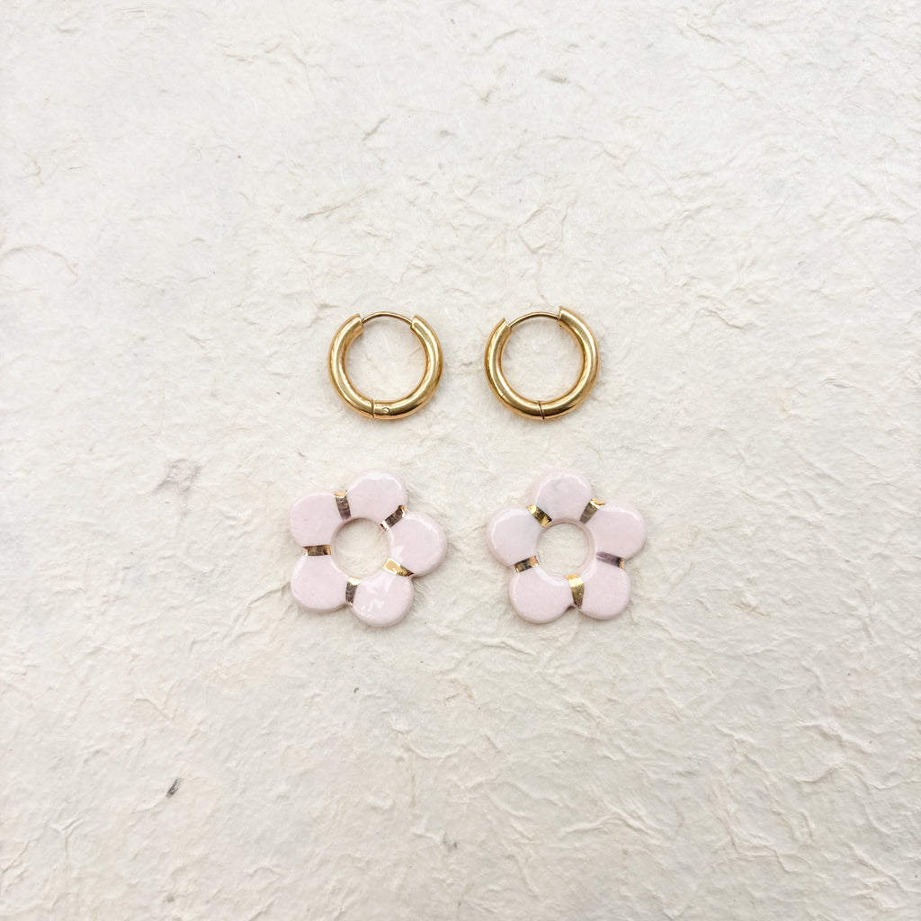 Boucles d’oreilles en porcelaine « Pensée » – Rose pastel et doré