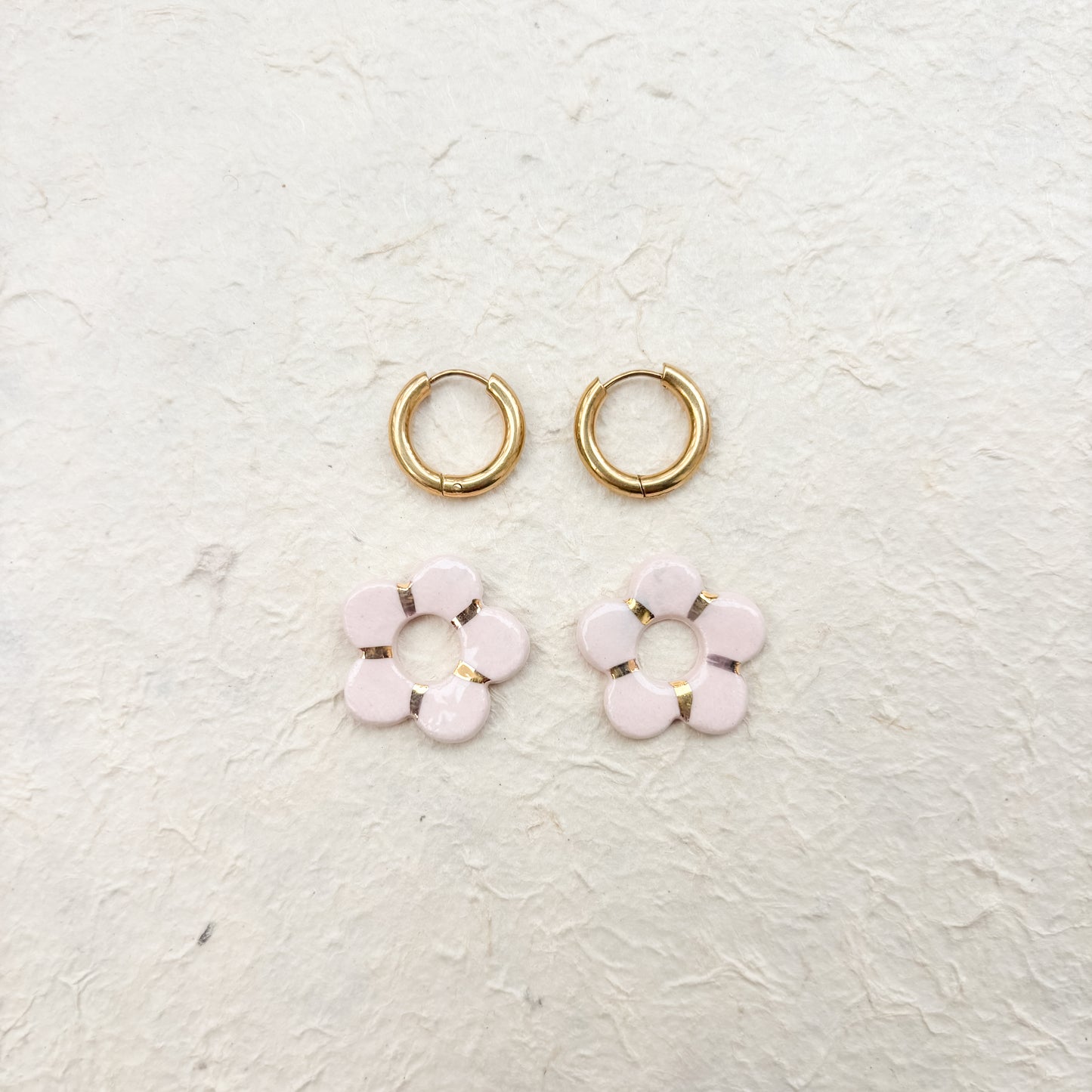 Boucles d’oreilles “Emma” – Porcelaine rose pastel dorée à l’or