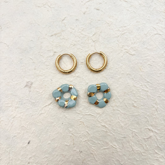 Boucles d’oreilles “Jasmine” – Porcelaine bleu canard dorée à l’or