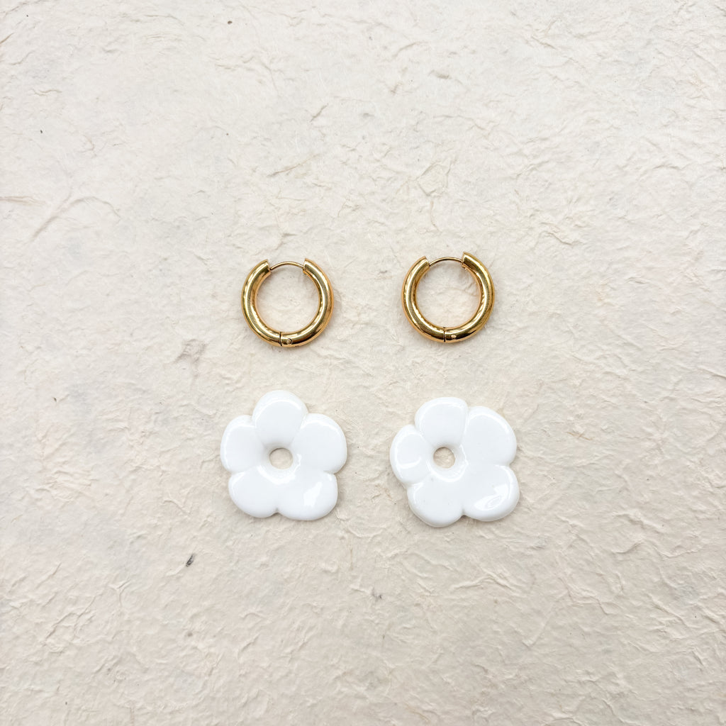 Boucles d’oreilles en porcelaine « Pensée » – Blanche