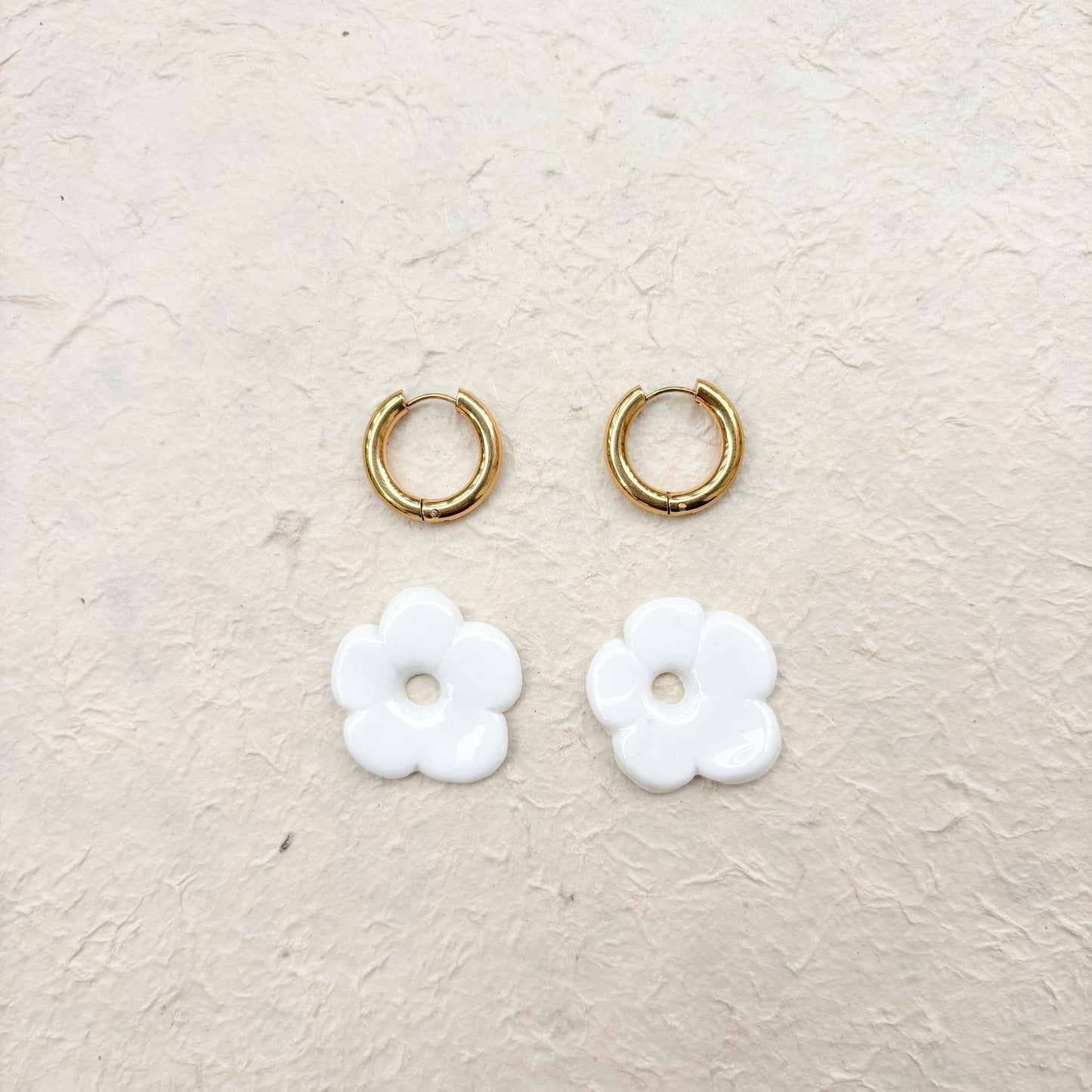 Boucles d’oreilles en porcelaine « Pensée » – Blanche