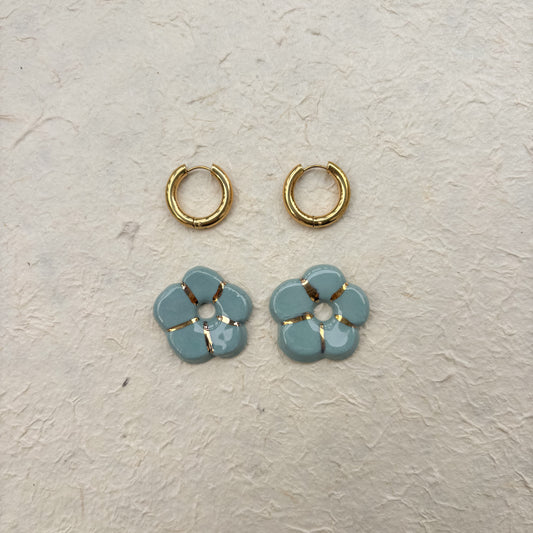 Boucles d’oreilles en porcelaine « Pensée » – Bleu et doré