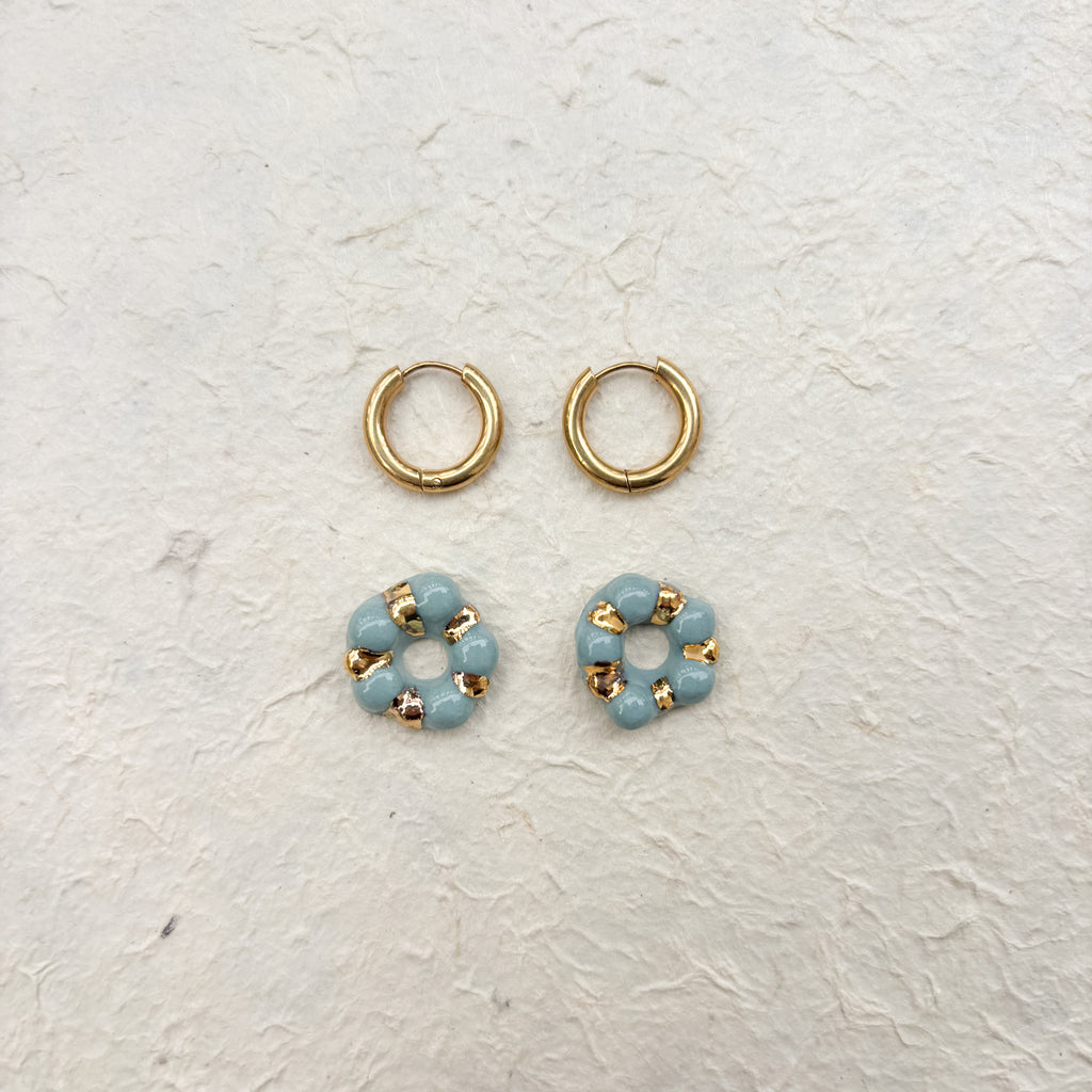 Boucles d’oreilles “Julie” – Porcelaine bleu canard dorée à l’or