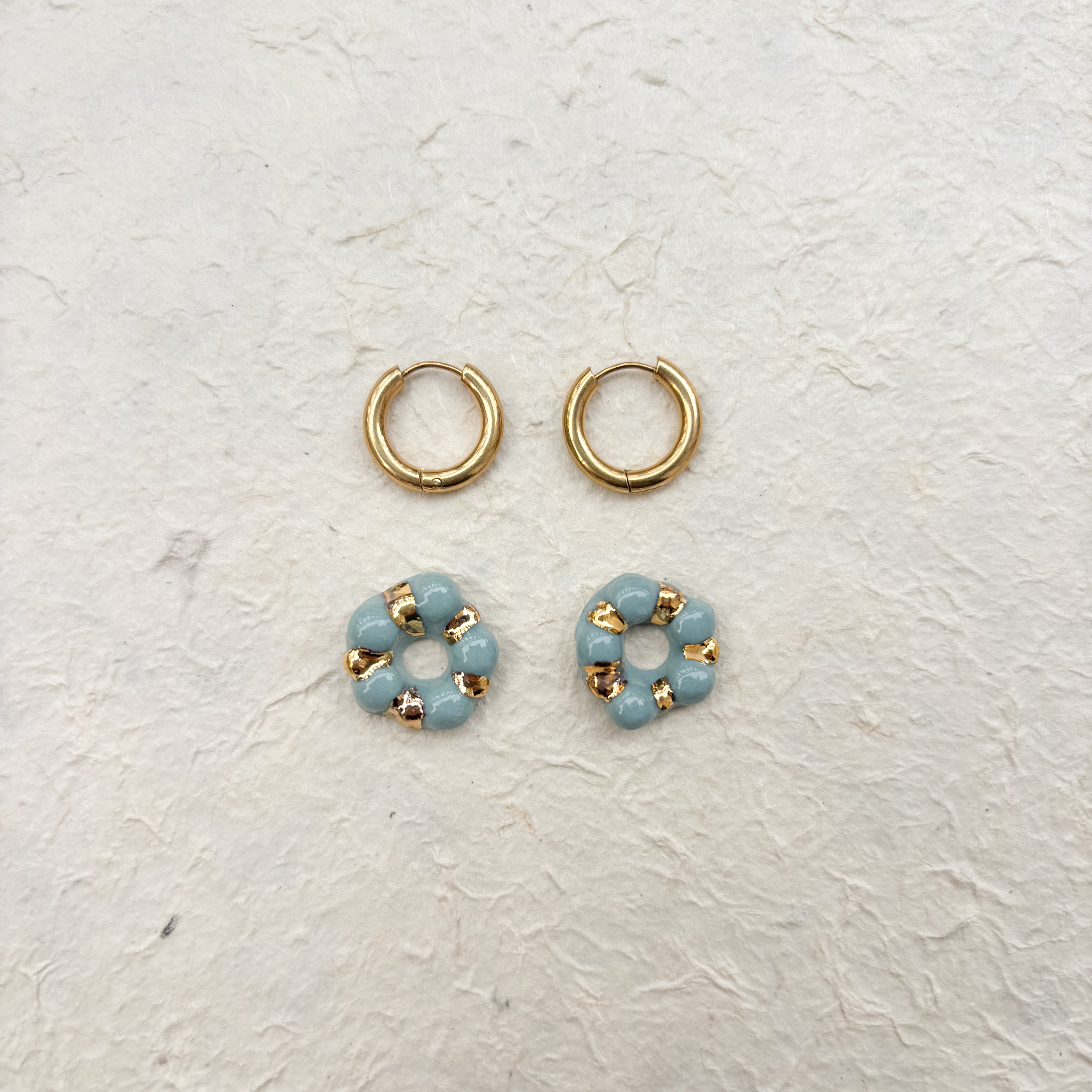 Boucles d’oreilles “Julie” – Porcelaine bleu canard dorée à l’or