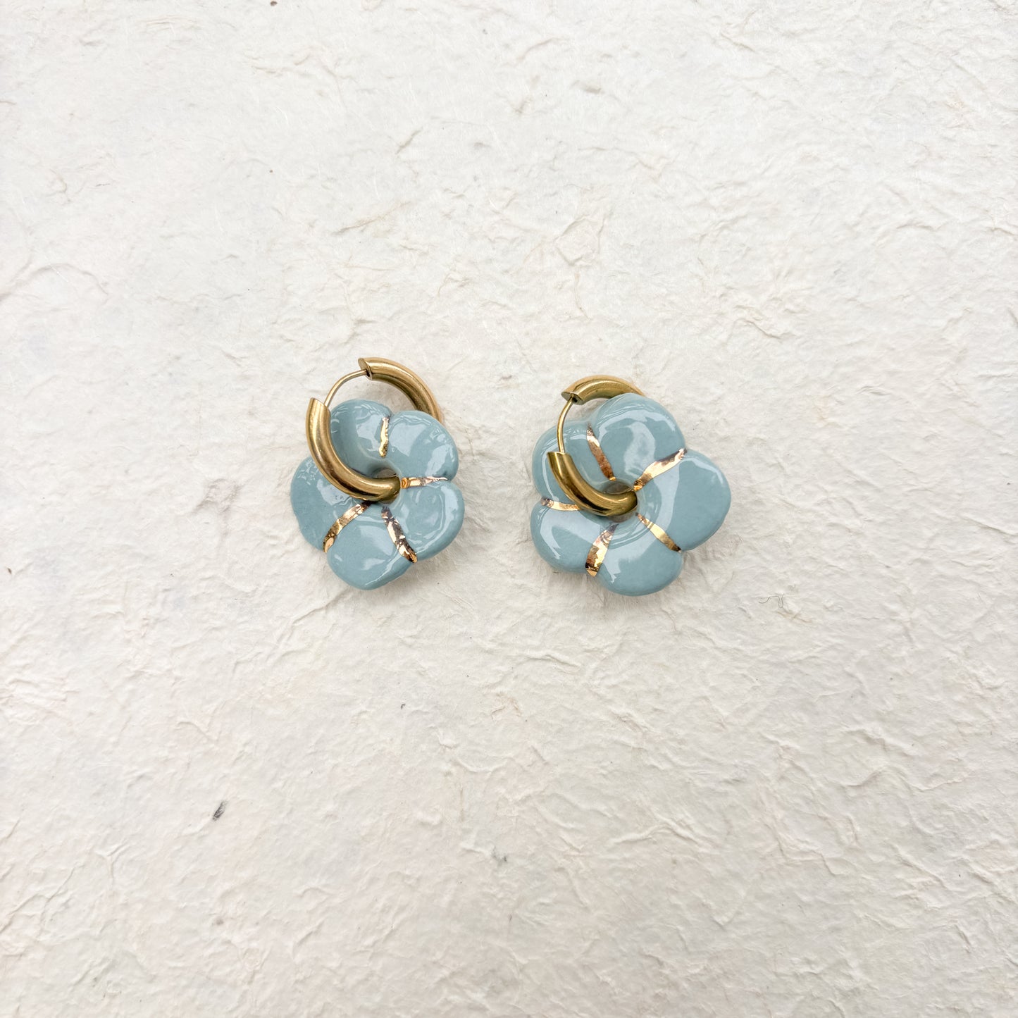 Boucles d’oreilles en porcelaine « Pensée » – Bleu et doré