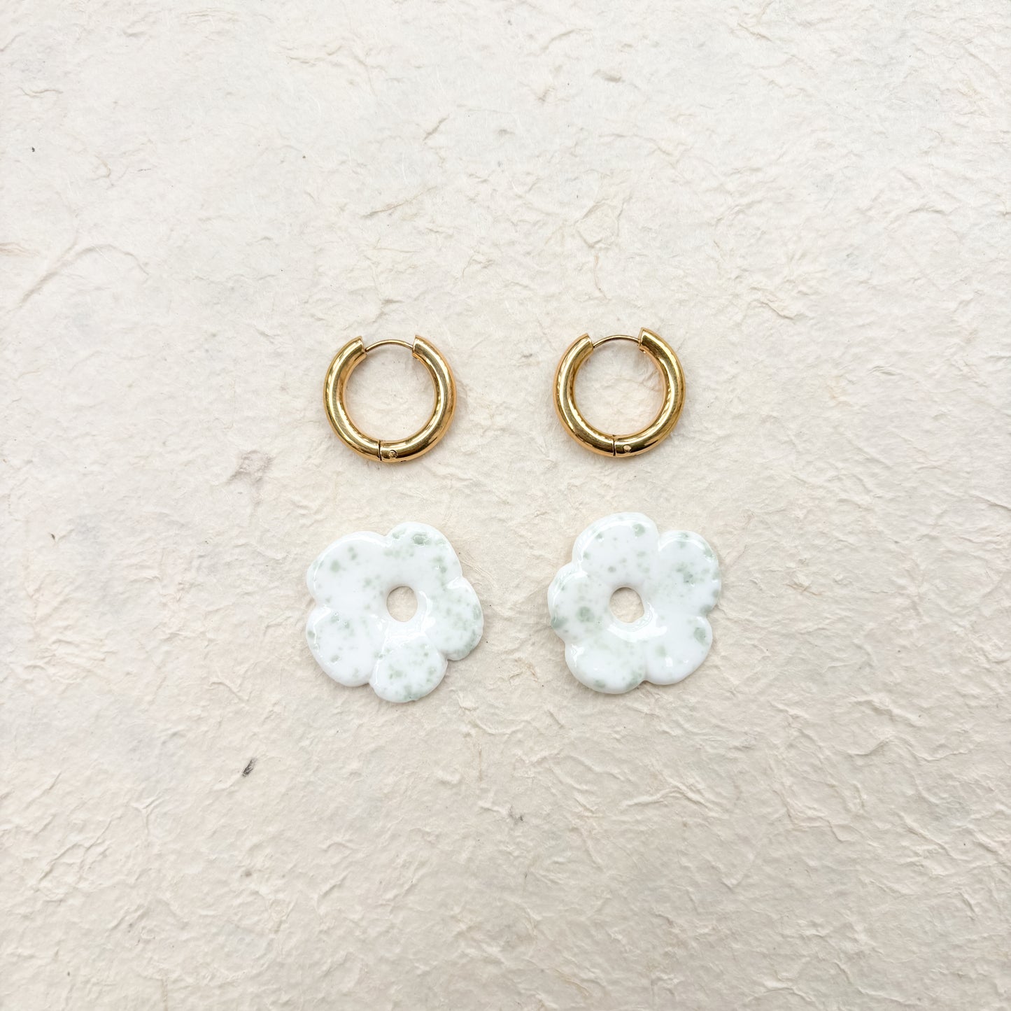 Boucles d’oreilles en porcelaine « Pensée » – Terrazo blanche et verte