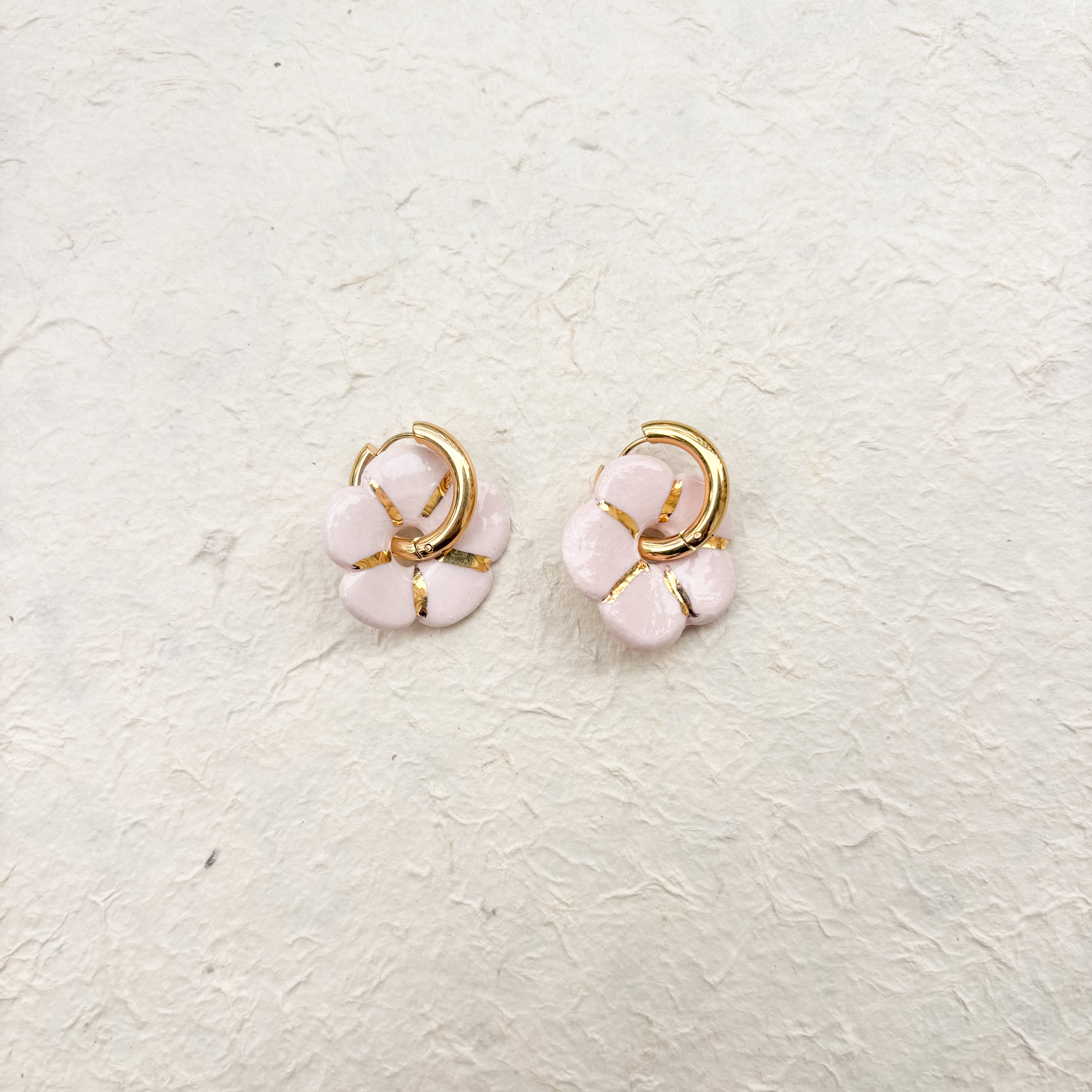 Boucles d’oreilles en porcelaine « Pensée » – Rose pastel et doré