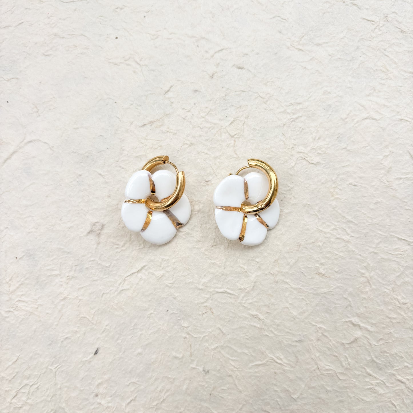 Boucles d’oreilles en porcelaine « Pensée » – Blanche et doré
